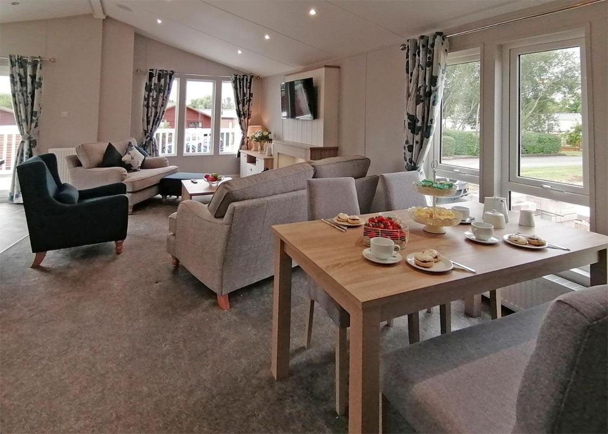 The Springs Lakeside Holiday Park Fladbury Экстерьер фото